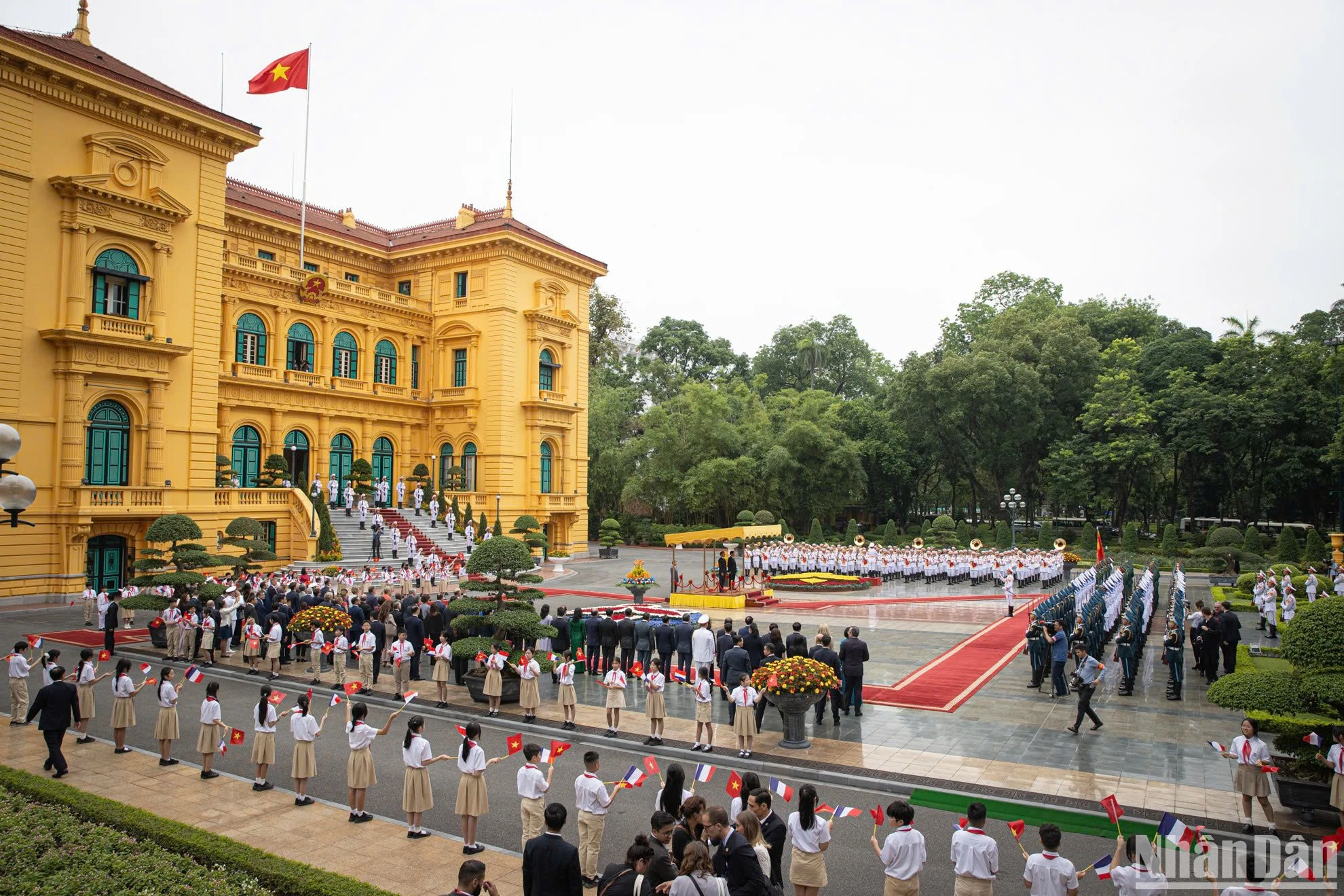 Chủ tịch nước Lương Cường chủ trì Lễ đón cấp Nhà nước Tổng thống Cộng hòa Pháp ảnh 3
