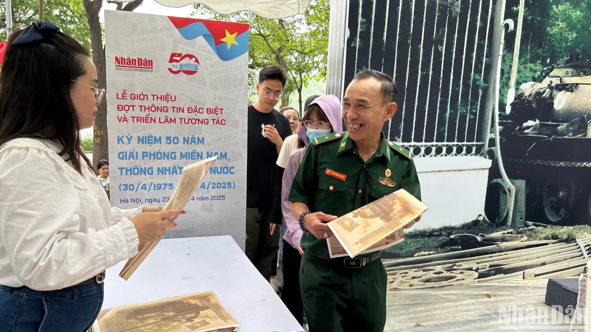 Một tờ báo, một triển lãm và âm vang từ quá khứ đến hiện tại ảnh 2