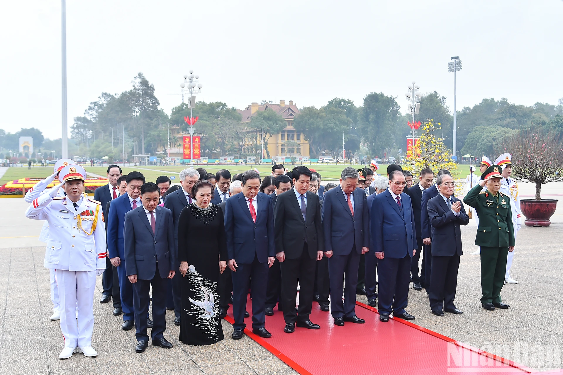 [Ảnh] Các đồng chí lãnh đạo, nguyên lãnh đạo Đảng, Nhà nước vào Lăng viếng Chủ tịch Hồ Chí Minh ảnh 3