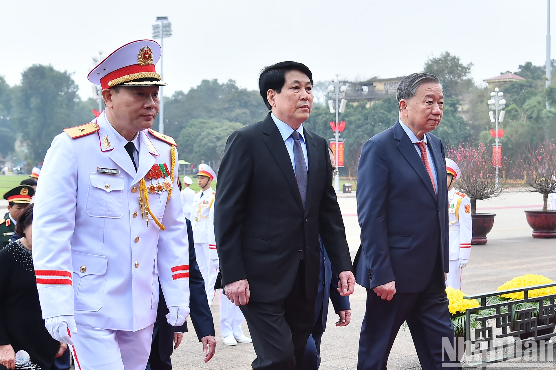 [Ảnh] Các đồng chí lãnh đạo, nguyên lãnh đạo Đảng, Nhà nước vào Lăng viếng Chủ tịch Hồ Chí Minh ảnh 4