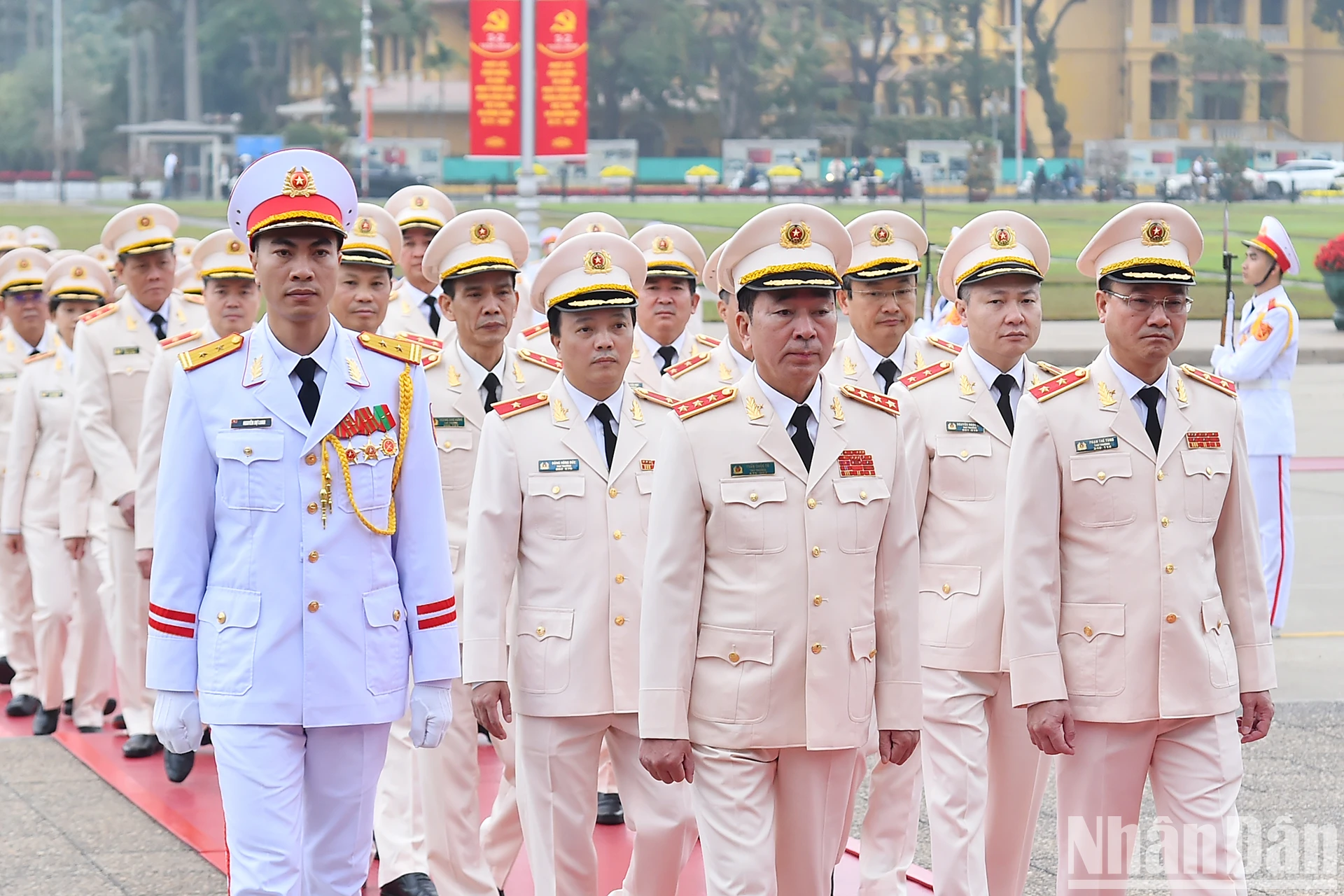 [Ảnh] Các đồng chí lãnh đạo, nguyên lãnh đạo Đảng, Nhà nước vào Lăng viếng Chủ tịch Hồ Chí Minh ảnh 8