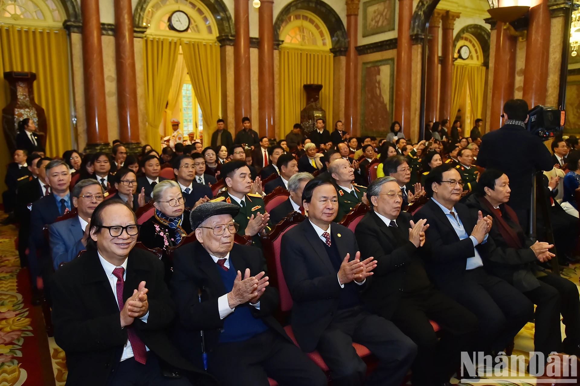 [Ảnh] Chủ tịch nước Lương Cường gặp mặt và trao danh hiệu “Thầy thuốc Nhân dân” năm 2024 ảnh 3