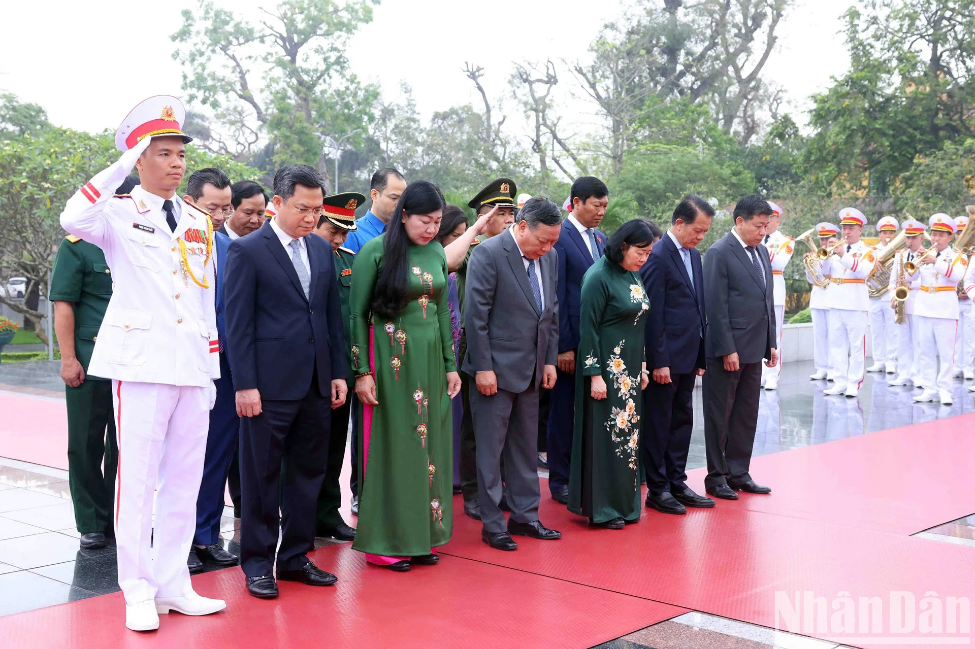 [Ảnh] Các đồng chí lãnh đạo, nguyên lãnh đạo Đảng, Nhà nước vào Lăng viếng Chủ tịch Hồ Chí Minh ảnh 12