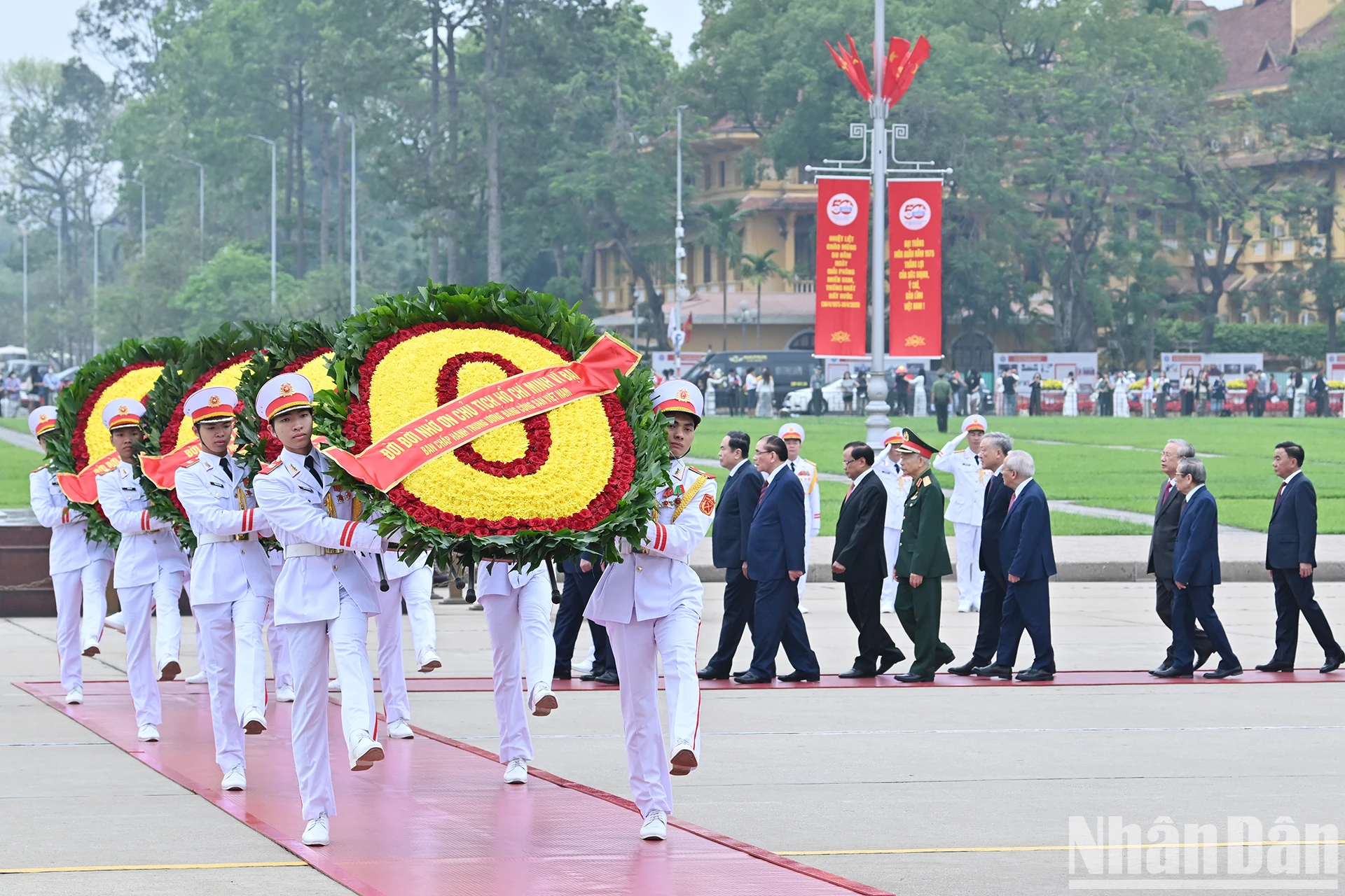 [Ảnh] Các đồng chí lãnh đạo, nguyên lãnh đạo Đảng, Nhà nước vào Lăng viếng Chủ tịch Hồ Chí Minh ảnh 1