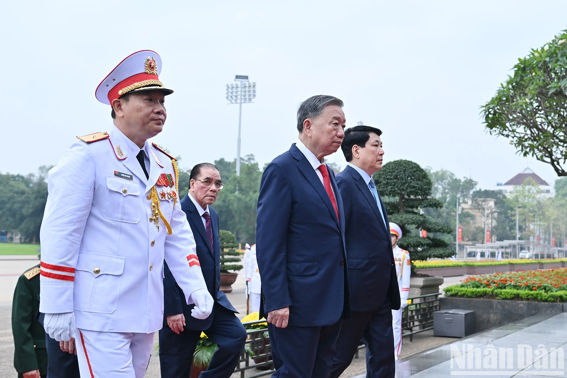 [Ảnh] Các đồng chí lãnh đạo, nguyên lãnh đạo Đảng, Nhà nước vào Lăng viếng Chủ tịch Hồ Chí Minh ảnh 3