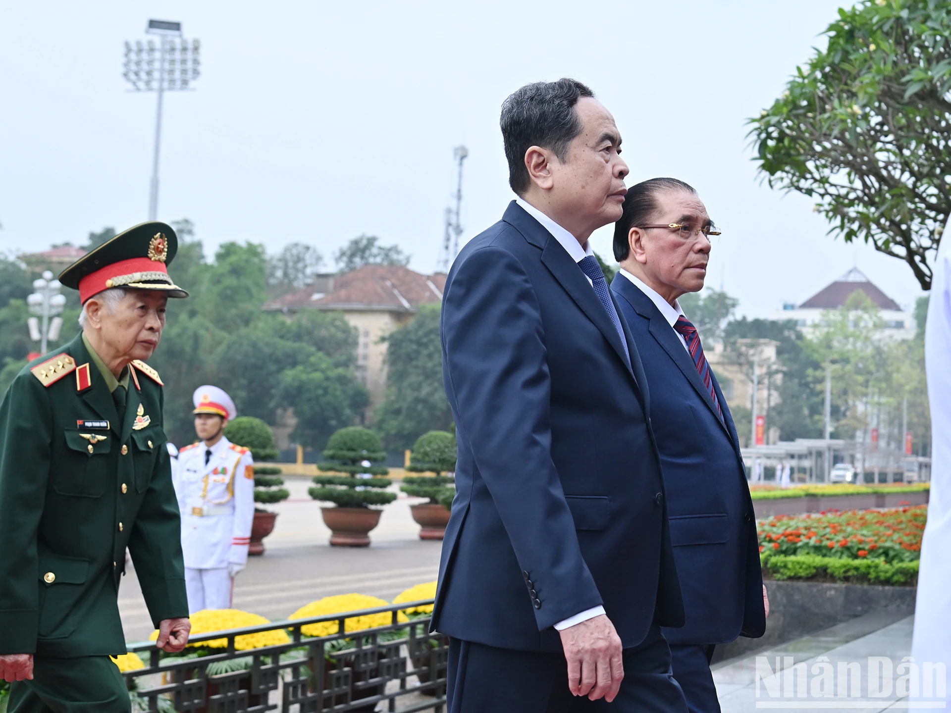 [Ảnh] Các đồng chí lãnh đạo, nguyên lãnh đạo Đảng, Nhà nước vào Lăng viếng Chủ tịch Hồ Chí Minh ảnh 4