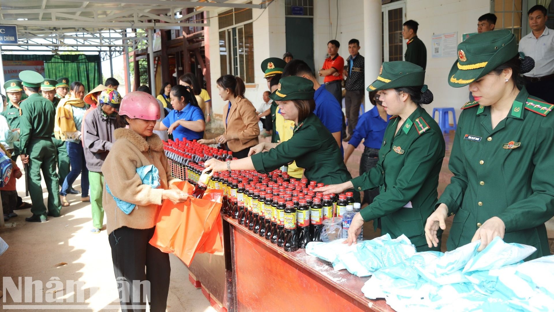 Mang Tết sớm đến với người nghèo vùng biên giới Đắk Lắk ảnh 9