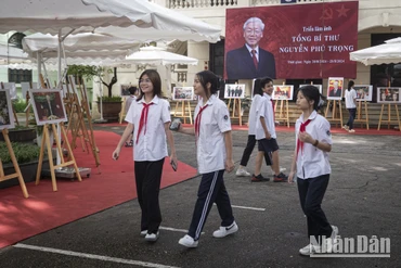 Giáo viên và học sinh trường THCS Hoàn Kiếm tham quan triển lãm ảnh.