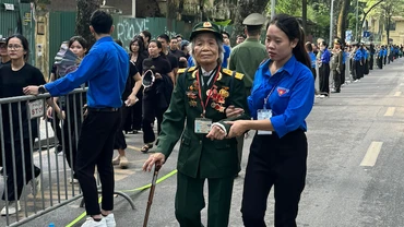 Đoàn viên, thanh niên hỗ trợ người cao tuổi vào viếng Tổng Bí thư Nguyễn Phú Trọng.