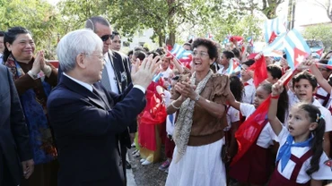 Tổng Bí thư Nguyễn Phú Trọng với nhân dân và học sinh Cuba tại Tượng đài Hồ Chí Minh ở Công viên Hòa Bình, thủ đô La Habana, chiều 28/3/2018. (Ảnh: Trí Dũng/TTXVN)