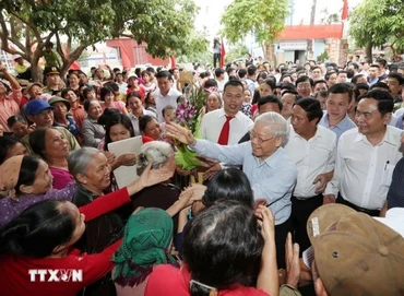 Tổng Bí thư Nguyễn Phú Trọng với nhân dân tại thôn Thượng Điện, xã Vinh Quang, huyện Vĩnh Bảo trong Ngày hội đại đoàn kết toàn dân tộc tại thành phố Hải Phòng (15/11/2017). (Ảnh: TTXVN)