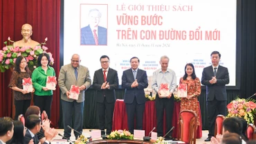 Bộ sách “Vững bước trên con đường đổi mới” - bước phát triển tư duy lý luận của Đảng trên hành trình đổi mới và hội nhập quốc tế