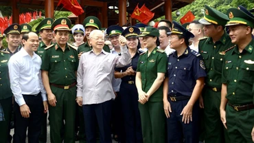 Tổng Bí thư Nguyễn Phú Trọng cùng đoàn công tác thăm hỏi, động viên cán bộ, chiến sĩ làm nhiệm vụ tại Cửa khẩu quốc tế Hữu Nghị (Lạng Sơn), tháng 8-2023. Ảnh: TẤN TUÂN/ qdnd.vn