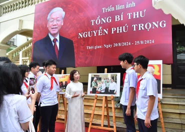  Cô và trò lớp 9A9 Trường trung học cơ sở Ngô Sĩ Liên (quận Hoàn Kiếm, Hà Nội) tổ chức một tiết học ngoại khóa tại Triển lãm ảnh “Tổng Bí thư Nguyễn Phú Trọng” để tìm hiểu về cuộc đời, sự nghiệp của người lãnh đạo có tâm, có tầm của Đảng.