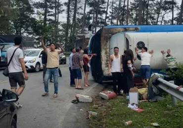 Người dân hỗ trợ cứu người bị nạn.