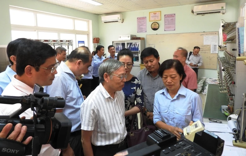 Kiểm tra công tác ghi chỉ số, lập hóa đơn tiền điện tại miền trung -0