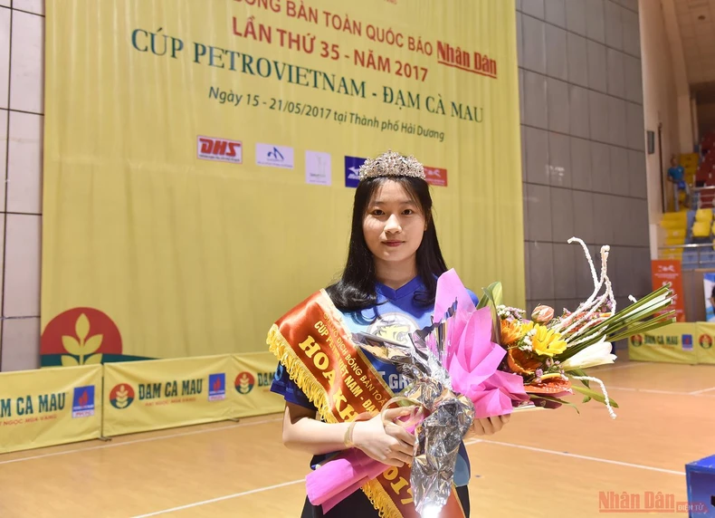 Sắc đẹp bên bàn bóng -0