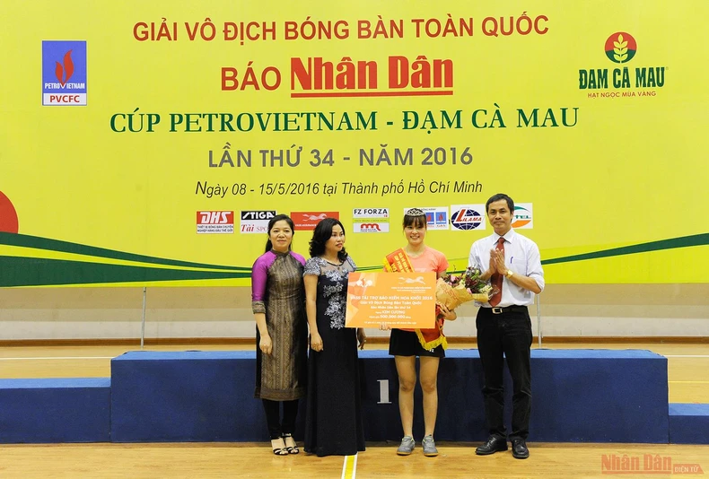 Sắc đẹp bên bàn bóng -0