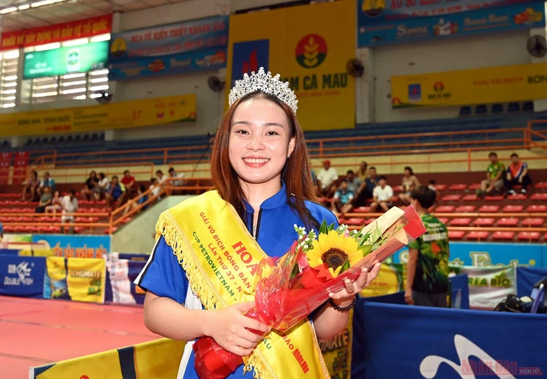 Sắc đẹp bên bàn bóng -0