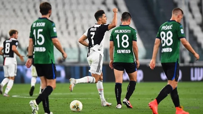 Lập cú đúp trên chấm 11m, Ronaldo giải cứu Juventus trước Atalanta -0