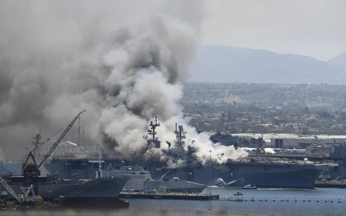 Hàng trăm người dập đám cháy trên tàu chiến USS Bonhomme Richard -0