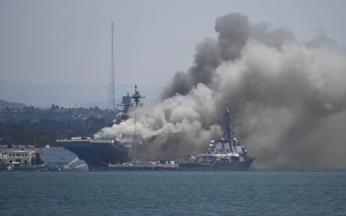 Hàng trăm người dập đám cháy trên tàu chiến USS Bonhomme Richard -2