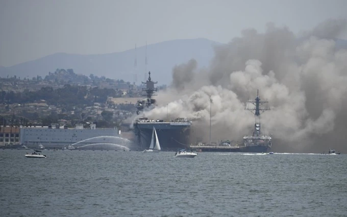 Hàng trăm người dập đám cháy trên tàu chiến USS Bonhomme Richard -1