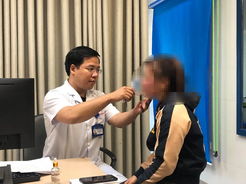 Bỏng da mặt vì hóa chất từ thuốc lột da trôi nổi -0