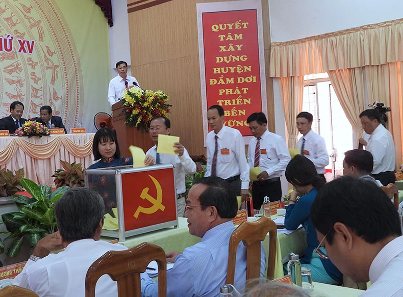 Trực tiếp bầu bí thư cấp ủy huyện ở Cà Mau -0