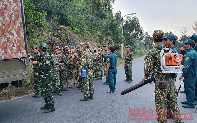 Người dân thắp hương gây cháy rừng -0