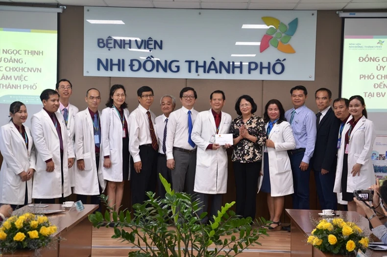 Phó Chủ tịch nước thăm hai bé Diệu Nhi, Trúc Nhi -0