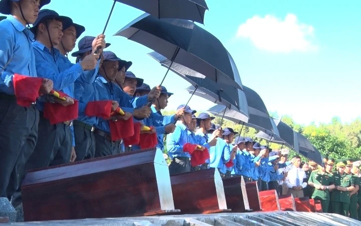 Cải táng 54 hài cốt liệt sĩ quân tình nguyện và chuyên gia Việt Nam -0