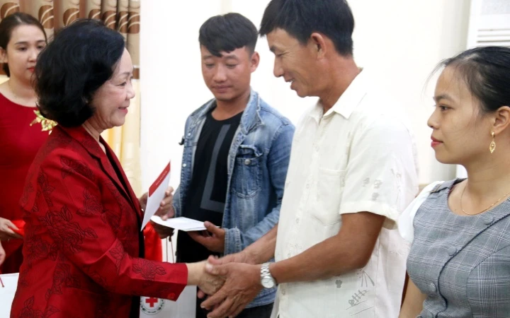 Đồng chí Trương Thị Mai thăm, tặng quà gia đình chính sách tại Quảng Nam -0