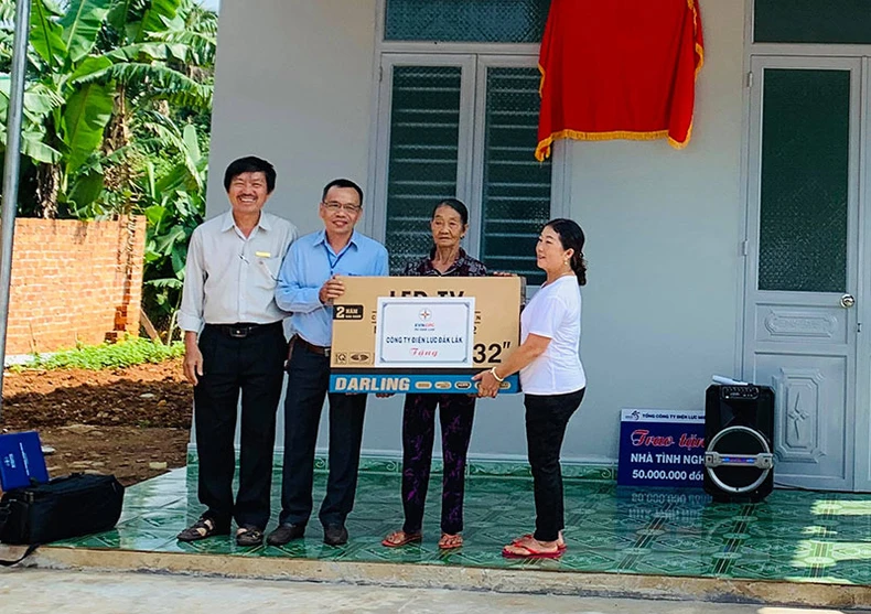 Tổng công ty Điện lực miền Trung trao tặng năm nhà tình nghĩa cho gia đình chính sách ở Đắk Lắk -0