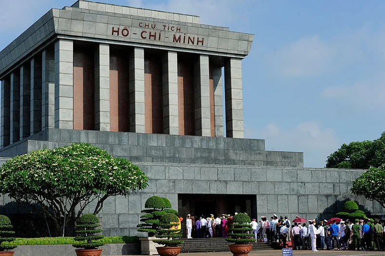 Đoàn đại biểu Bà mẹ Việt Nam Anh hùng vào Lăng viếng Chủ tịch Hồ Chí Minh -0