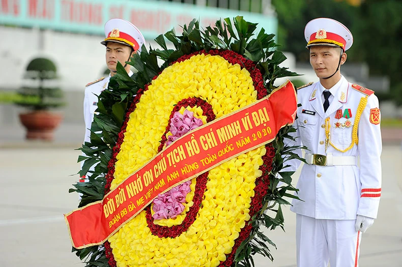 Đoàn đại biểu Bà mẹ Việt Nam Anh hùng vào Lăng viếng Chủ tịch Hồ Chí Minh -0
