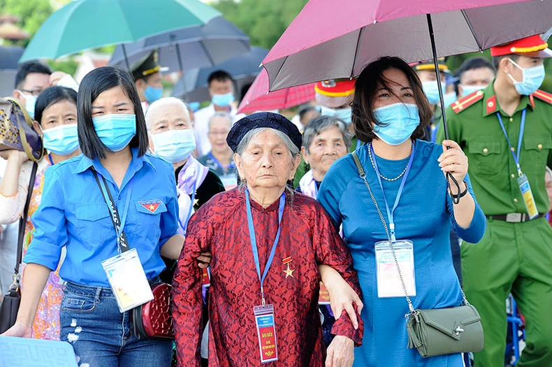 Đoàn đại biểu Bà mẹ Việt Nam Anh hùng vào Lăng viếng Chủ tịch Hồ Chí Minh -0