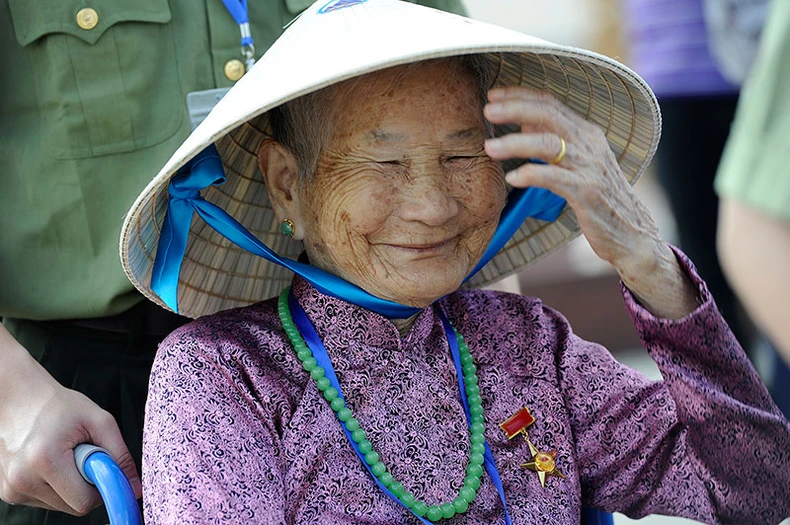 Đoàn đại biểu Bà mẹ Việt Nam Anh hùng vào Lăng viếng Chủ tịch Hồ Chí Minh -0