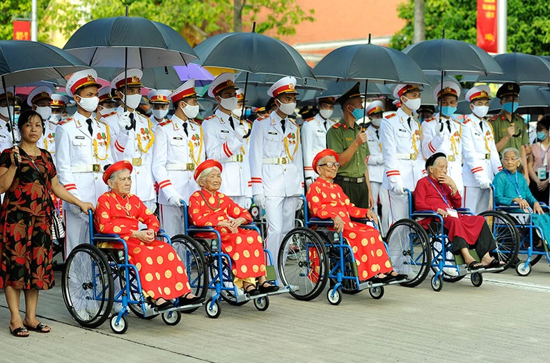 Đoàn đại biểu Bà mẹ Việt Nam Anh hùng vào Lăng viếng Chủ tịch Hồ Chí Minh -0