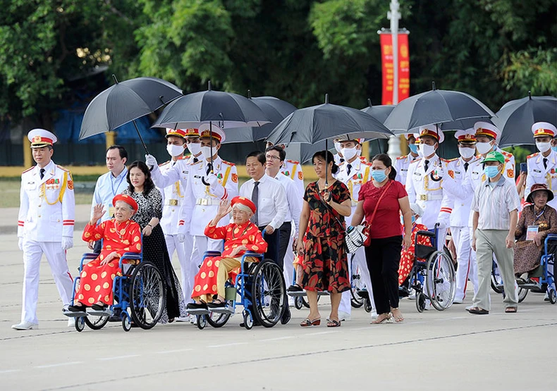 Đoàn đại biểu Bà mẹ Việt Nam Anh hùng vào Lăng viếng Chủ tịch Hồ Chí Minh -0
