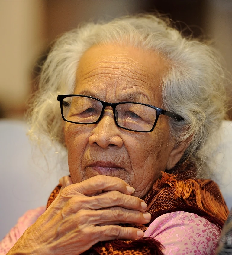 Mẹ về dự lễ -0