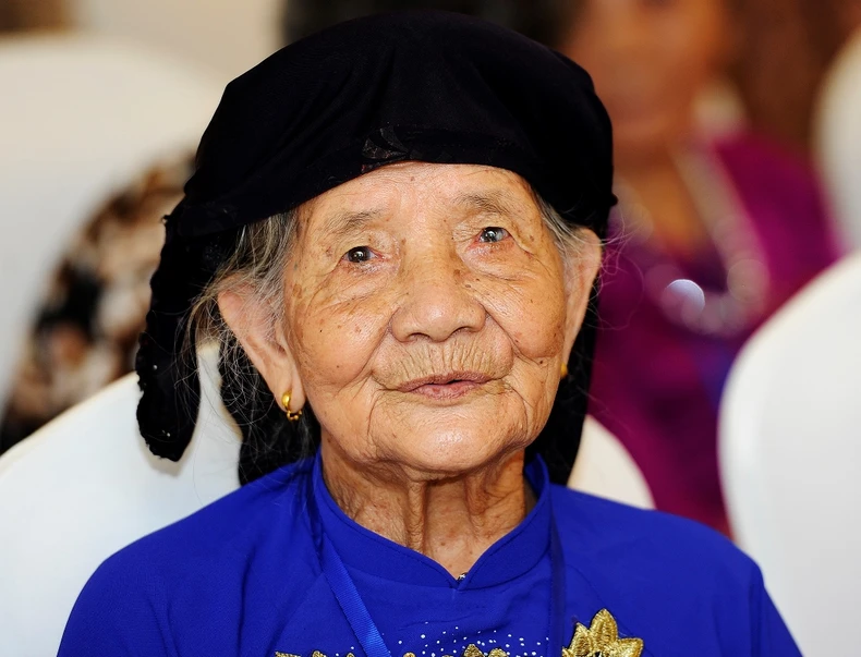 Mẹ về dự lễ -0