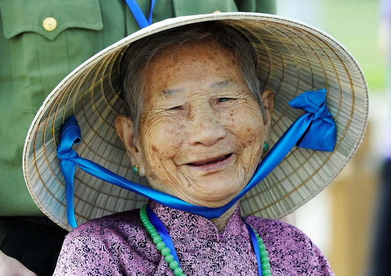 Mẹ về dự lễ -0