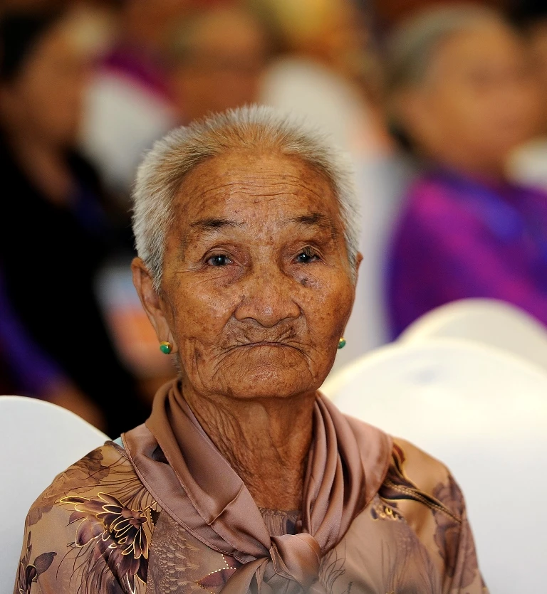 Mẹ về dự lễ -0