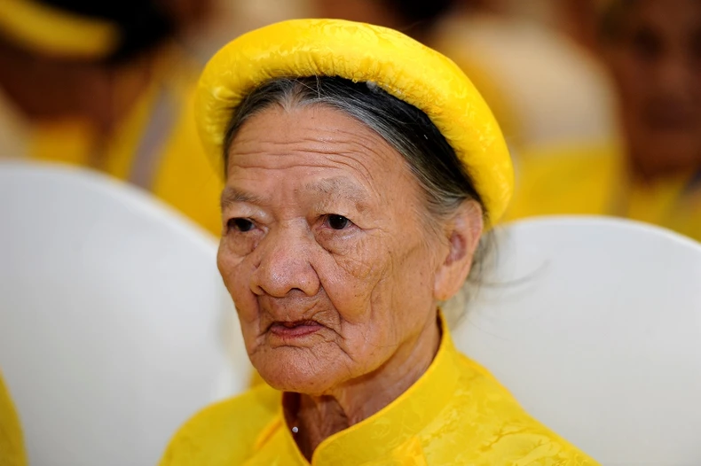 Mẹ về dự lễ -0