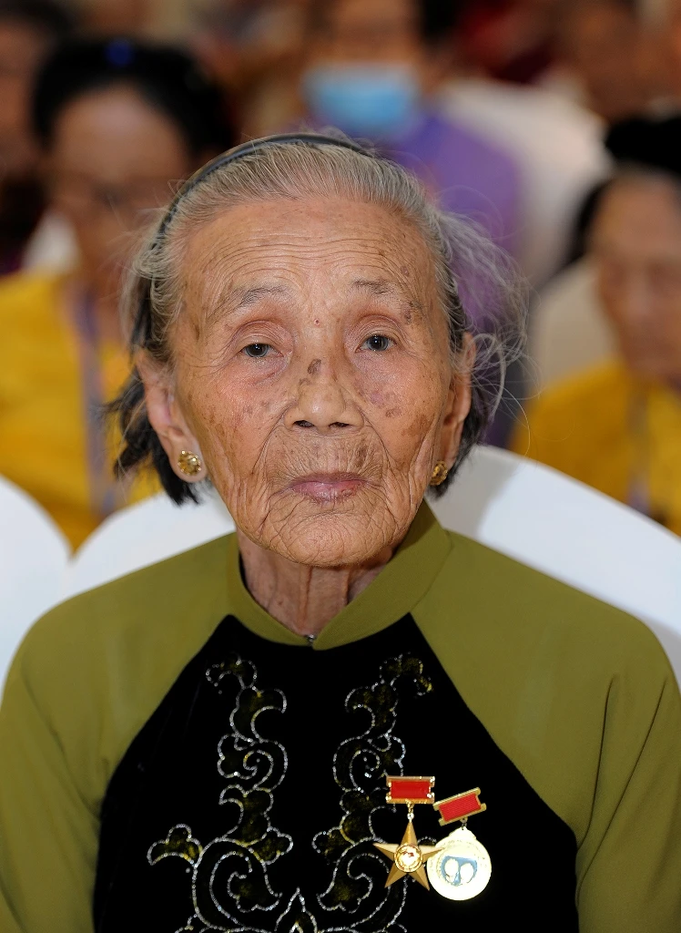 Mẹ về dự lễ -0