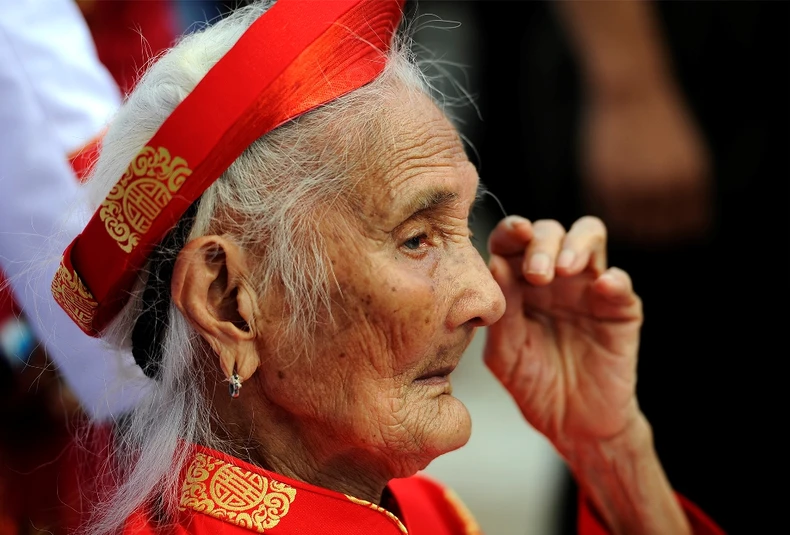 Mẹ về dự lễ -0