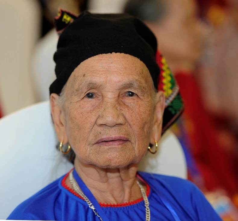 Mẹ về dự lễ -0