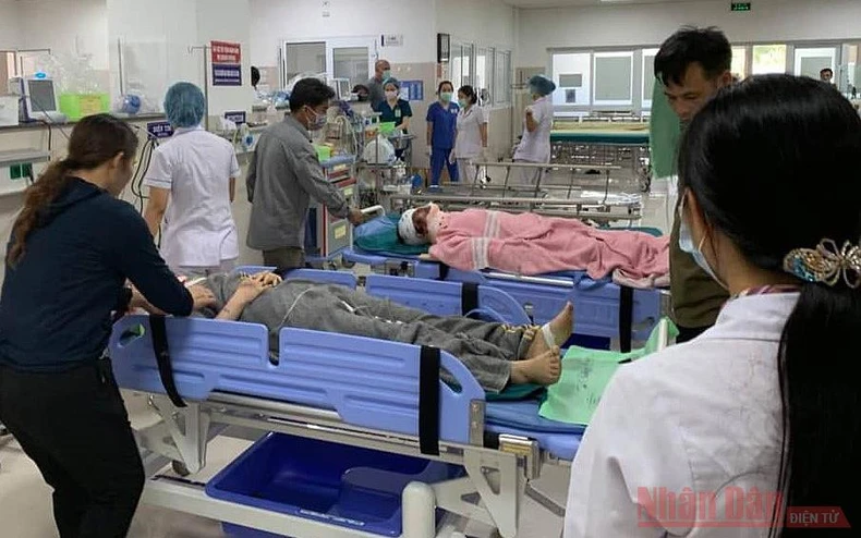 Cập nhật: Lật xe khách ở Quảng Bình, ít nhất 13 người tử vong -0
