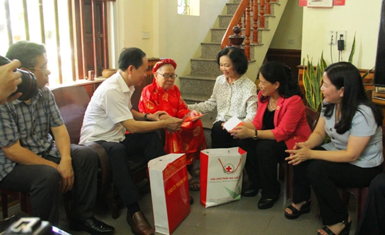 Đồng chí Trương Thị Mai tri ân, thăm, tặng quà người có công ở Thanh Hóa -0